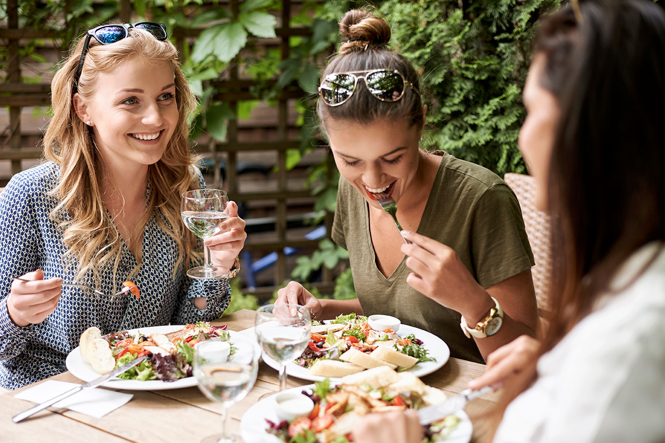 friends-enjoying-lunch-restaurant