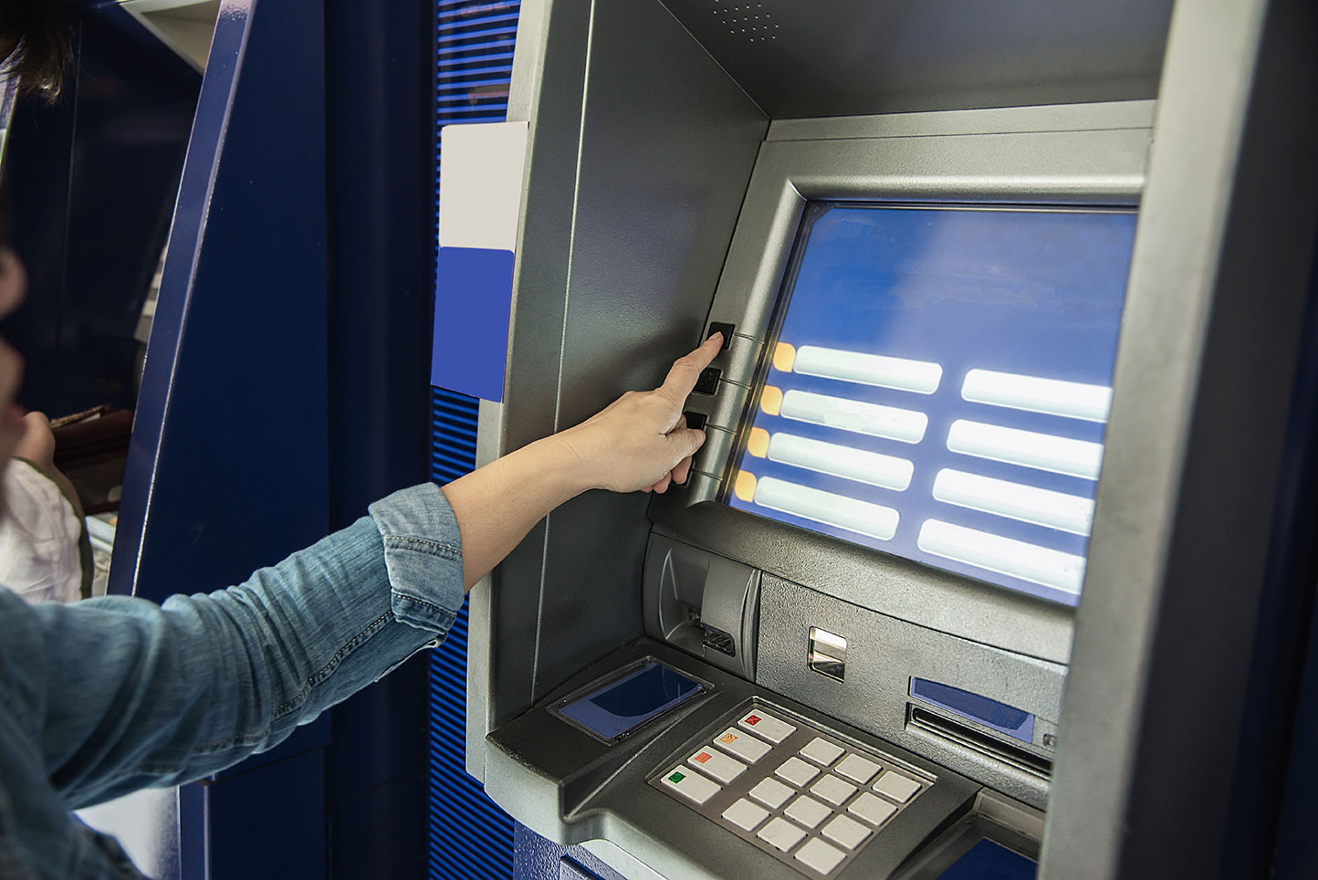 pessoas-esperando-para-conseguir-dinheiro-de-caixa-automatico-as-pessoas-retiraram-dinheiro-do-conceito-de-caixa-eletronico